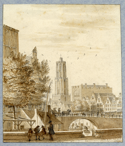 35743 Gezicht op de Oudegracht te Utrecht tussen de Jansbrug en de Stadhuisbrug vanaf de westzijde van de gracht, uit ...